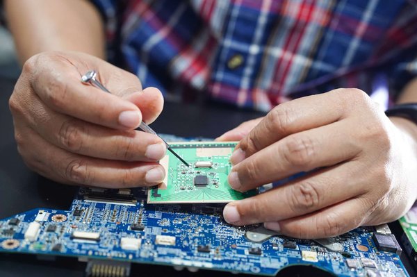 Quel est le processus pour fabriquer des cartes électroniques ?